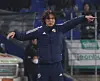 Ulsan HD manager Hong Myung-bo instructs his players in the second-round match against Jeonbuk Hyundai Motors in the 2023-24 AFC Champions League quarterfinals at Munsu Football Stadium in Ulsan on March 12. [YONHAP]