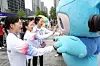 Korean artistic gymnastics greet Asian Games mascot Chenchen at the Athletes' Village in Hangzhou, China on Thursday. [NEWS1]