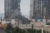 Boiler Units No. 4 and 6 stand precariously on either side of the collapsed No. 5 tower at the Ulsan Thermal Power Plant on Nov. 9, four days after the boiler tower collapsed. [YONHAP]