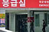 Director Lee Cook-jong of the Armed Forces Daejeon Hospital, and members of his medical team head to the emergency room of the Armed Forces Daejeon Hospital in Daejeon, where soldiers were transferred after an explosion occurred during a grenade throwing training exercise at the 32nd Infantry Division of the Army on March 21, 2024. [KIM SUNG-TAE]