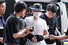 Officers escort Baek, a 37-year-old murder suspect, to the Seoul Western District Court for a questioning session before the court ruling on his arrest warrant on Thursday in western Seoul. [NEWS1]