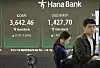 Staff work at a dealing room at a Hana Bank branch in central Seoul's Jung District on Oct. 14. [YONHAP]