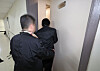 Proseuctors raid the office of former Supreme Court Justice Kwon Sun-il in Seocho District, southern Seoul, on March 21. [YONHAP]