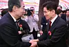 Former Prime Minister Han Duck-soo, left, and People Power Party presidential candidate Kim Moon-soo shake hands at an event for Buddha's Birthday at Jogye Temple in Jongno District, central Seoul, on May 5, 2025. [JOINT PRESS CORPS]