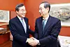 Presidential candidate Han Duck-soo shakes hands with former Prime Minister Lee Nak-yon in Jung District, central Seoul, on May 6. [JOINT PRESS CORPS]