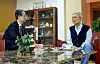 Presidential candidate Han Duck-soo speaks with former People Power Party interim leader Kim Chong-in in Seoul on May 6. [NEWS1]