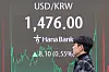 A digital display board at Hana Bank’s headquarters in central Seoul shows the dollar-won exchange rate on Nov. 21. [NEWS1]