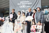National Museum of Korea Director You Hong-june and the families of the six millionth domestic and foreign visitors of the year pose for a photo in front of the main hall of the museum to mark the milestone on Dec. 11. [KIM KYUNG-ROK]
