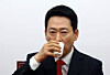 Conservative People Power Party leader Jang Dong-hyeok drinks water during a Supreme Council meeting at the National Assembly in Yeouido, western Seoul, on Feb. 12. [YONHAP]