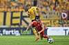 Dresden's Dominik Kother, rear, and Mainz' Lee Jae-sung, front, challenge for the ball during the German soccer cup first round match between Dynamo Dresden and FSV Mainz 05 in Dresden, Germany, Aug. 18. [AP/YONHAP]