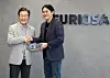 President Lee Jae-myung, left, poses with FuriosaAI CEO June Paik during a visit to the startup’s office in southern Seoul on April 14, where he expressed his support for the AI sector as part of his presidential campaign. [JOONGANG ILBO]
