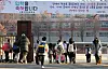 Elementary school students enter the school compound in March in downtown Seoul. [NEWS1]