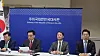 Former Finance Choi Sang-mok, second from left, and Industry Minister Ahn Duk-geun, third from left, brief the press on the outcome of the trade talks with the United States at the Korean Embassy in Washington, on April 24. [KIM HYOUNG-GU]
