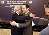 Samsung Electronics Chairman Lee Jae-yong and Nvidia CEO Jensen Huang embrace during a Korea-U.S. business roundtable at the InterContinental the Willard Washington in Washington on Aug. 25. [JOINT PRESS CORPS]