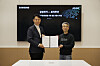 42dot CEO Song Chang-hyun, right, and Park Yong-in, head of the System LSI business at Samsung Electronics, sign an agreement on Tuesday at CES 2024 in Las Vegas. [42DOT]