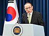 National Security Adviser Wi Sung-lac briefs reporters on President Lee Jae-myung's attendance at the Group of 7 summit at the presidential office in central Seoul on June 15. [JOINT PRESS CORPS]