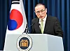 National Security Adviser Wi Sung-lac briefs reporters on President Lee Jae-myung's attendance at the Group of 7 summit at the presidential office in central Seoul on June 15. [JOINT PRESS CORPS]