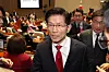 People Power Party (PPP) presidential candidate Kim Moon-soo leaves the National Assembly’s general meeting room in Yeouido, western Seoul, on May 9, shortly after PPP interim leader Kwon Young-se made remarks pressuring him to unify his candidacy and exited the session. [YONHAP]