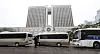 Court officials block access to the underground parking entrance at the Seoul Central District Court in southern Seoul after the vehicle carrying former President Yoon Suk Yeol enters the facility for his first formal criminal trial hearing on April 14. [NEWS1]
