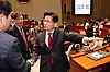 People Power Party (PPP) presidential candidate Kim Moon-soo leaves the National Assembly’s general meeting room in Yeouido, western Seoul, on May 9, shortly after PPP interim leader Kwon Young-se made remarks pressuring him to unify his candidacy and exited the session. [YONHAP]