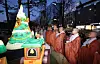 Monks participate in the annual Christmas lighting ceremony at Jogye Temple in Jongno District, central Seoul, on Dec. 17. [NEWS1]
