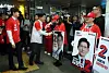 People Power Party presidiental candidate Kim Moon-soo greets the party's campaigners at Sindorim Station in Guro District, western Seoul, on May 15. [JOINT PRESS CORPS]