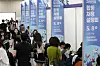 Students discuss job prospects with company representatives at a job fair at Yeungnam University in Gyeongsan, North Gyeongsang, on May 8. [NEWS1]
