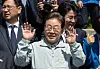 Democratic Party presidential candidate Lee Jae-myung waves to supporters outside Yeongju Civic Stadium, where the Seonbi Culture Festival was held, in North Gyeongsang on May 4. [NEWS1]