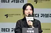 Actor Lee Young-ae answers questions from reporters during a press conference on April 8 in western Seoul's LG Arts Center. [YONHAP]