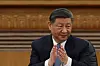 Chinese President Xi Jinping applauds at a meeting with foreign business leaders at the Great Hall of the People in Beijing on March 28. [REUTERS/YONHAP]