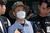 Che Zhenan, a Chinese national accused of killing two acquaintances over a money dispute and attacking two neighbors out of resentment, gets escorted to a court hearing for a warrant review at the Siheung Police Precinct in Janggok-dong, Siheung, Gyeonggi, on May 21. [NEWS1]