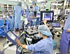 Clinical perfusionist Oh Ji-young operates the heart-lung machine during surgery, while Professor Jung Ui-seok performs the procedure. [CHAE HYE-SEON]