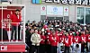 People Power Party interim chief Han Dong-hoon, left, speaks at a rally held in Seocheon County, South Chungcheong, on Sunday, the last weekend to campaign ahead of Wednesday’s general election. [NEWS1]