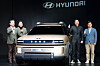 Hyundai Motor President and CEO, Chang Jae-hoon, left, and Lee Sang-yup, Executive Vice President and Head of Hyundai and Genesis Global Design Center, third from left, pose for the camera with the Initium hydrogen fuel cell electric vehicle concept on Thursday. [CHO YONG-JUN]
