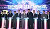 Financial Services Commission Chairman Lee Eog-weon, sixth from left, joins Mirae Asset Group Chairman Park Hyeon-joo, Celltrion Group Chairman Seo Jung-jin, Korea Development Bank Chairman Park Sang-jin and others in pressing the lighting button during the launch ceremony for the 150 trillion-won National Growth Fund at Korea Development Bank in Yeouido, western Seoul, on Dec. 11. [BYUN SUN-GOO]