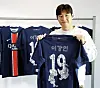 Paris Saint-Germain midfielder Lee Kang-in poses on Wednesday with his Hangul jersey released by the club to celebrate Hangul Day. [SCREEN CAPTURE]
