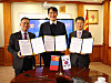 From left: President of Mongolian University of Science and Technology Namnan Tumurpure, President of Halla University Kim Eung-kwon and Mongolia’s Deputy Foreign Minister Amartuvshin pose for a photo on Dec. 25 at an agreement ceremony of hosting a program to train professionals equipped with railway-related skills. [HALLA UNIVERSITY]