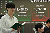 Electronic boards at Hana Bank in central Seoul show the Kospi and the won-dollar exchange rate on Sept. 22. The won almost broke 1,400 against the greenback as the dollar strengthened on a hawkish U.S. Federal Reserve stance, while Britain's budget deficit came in significantly higher than the forecast. [YONHAP]