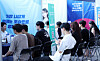 People consult job experts at a job fair. [NEWS1]