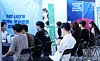 People consult job experts at a job fair. [NEWS1]