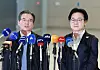 Presidential Director of National Policy Kim Yong-beom, left, and Industry Minister Kim Jung-kwan speak to the press at Incheon International Airport’s Terminal 2 on Oct. 22 before departing for Washington for additional talks on Korea-U.S. tariff negotiations. [YONHAP]