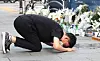 A citizen bows on Thursday in front of flowers and letters left in front of the scene of a fatal car accident that left nine dead near Seoul City Hall on Monday. [YONHAP]