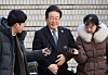Democratic Party leader Lee Jae-myung, center, arrives at the Seoul High Court in Seocho District, southern Seoul, for the second hearing of his appeal against his conviction for violating election law on Feb. 5. [YONHAP]