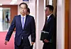 Acting President and Prime Minister Han Duck-soo walks into the Cabinet meeting room at the government complex in Jongno District, central Seoul, on April 29. [JOINT PRESS CORPS]
