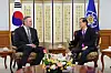 Acting President Han Duck-soo, right, speaks to Alaska Gov. Mike Dunleavy at the government complex in Jongno District, central Seoul, on March 25. Dunleavy is also scheduled to meet Ahn Duk-geun, minister of trade, industry and energy, and Joseph Yun, acting U.S. ambassador to Seoul, during his two-day trip to Korea, which is intended to shore up economic ties between Korea and Alaska. Representatives from Glenfarne Group and the Alaska Gasline Development Corporation are accompanying the governor on the trip. [PRIME MINISTER'S OFFICE]