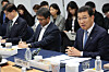 Government officials and ruling Democratic Party lawmakers hold a meeting at the National Assembly on Nov. 5. [YONHAP]