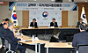 Education Minister Lee Ju-ho meets with presidents and representatives of flagship national universities on Jan. 20, thanking them for deciding to freeze tuition. [YONHAP]