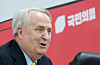 Ihn Yo-han, chief of the People Power Party's innovation committee, speaks at the party's headquarters in Yeouido, western Seoul, on Thursday. [YONHAP]