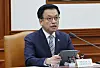 Finance Minister Choi Sang-mok speaks during a meeting with economy-related ministers at the government complex in Seoul on April 15. [YONHAP]