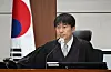 Judge Ji Gui-yeon, who presides over Seoul Central District Court’s Criminal Agreement Division 25, asks the press to leave ahead of former President Yoon Suk Yeol's hearing on April 21. [JOINT PRESS CORPS]